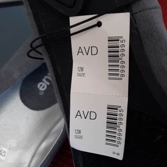 NEW Avenue Black Suede Flats with Silver Stars 12 - Picture 2 of 7